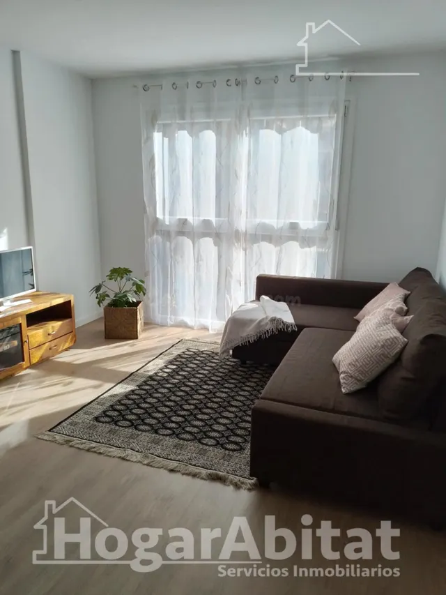 Seminuevo y ubicación céntrica en este moderno piso exterior - foto 2