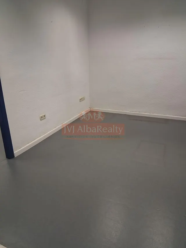 EN VENTA O ALQUILER ESPECTACULAR LOCAL EN ZONA INDUSTRIA — 10