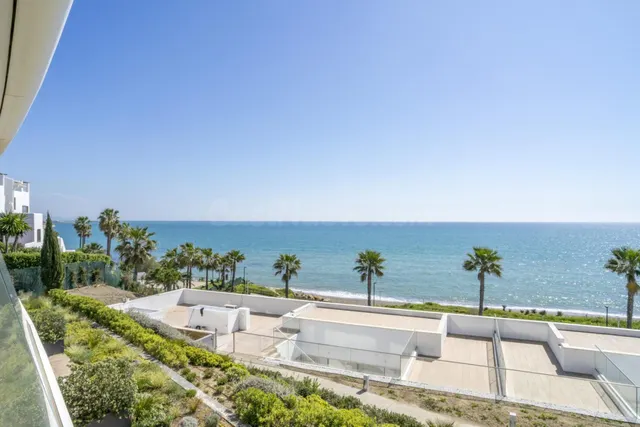 Apartamento de 3 dormitorios con vistas al mar en Estepona
