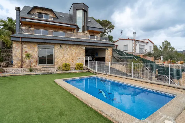 Casa con piscina y vistas a la montaña en Mas Borràs — 21