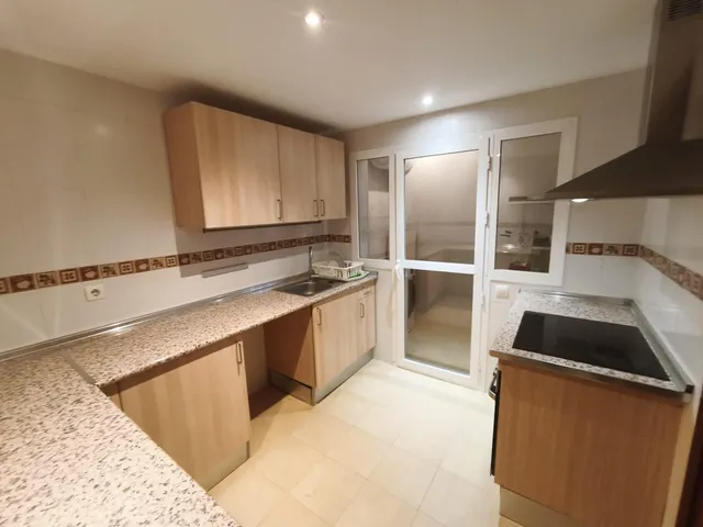 Luminoso piso de 2 dormitorios con amplia terraza y 2 garajes en Los Pacos, Fuengirola — 7