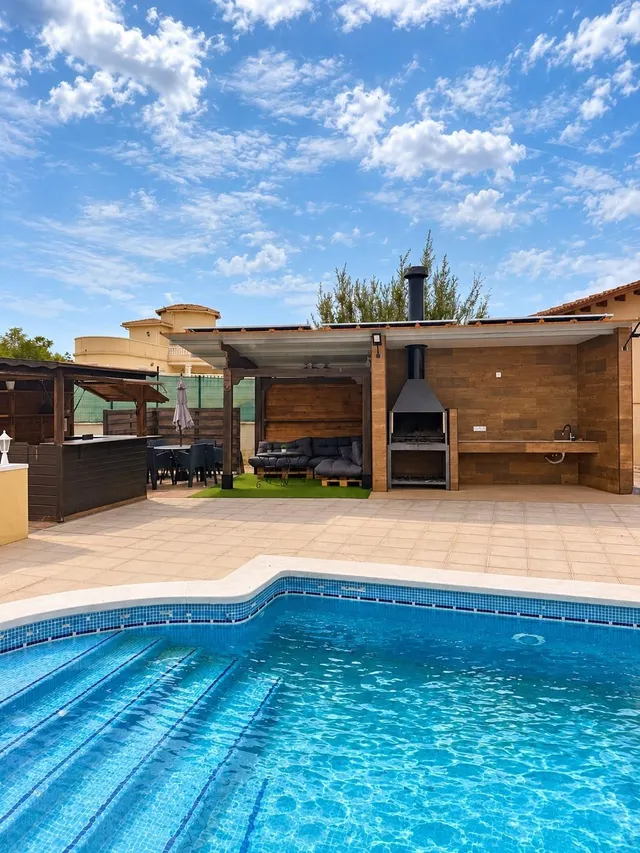 Chalet con piscina privada y parcela — 26