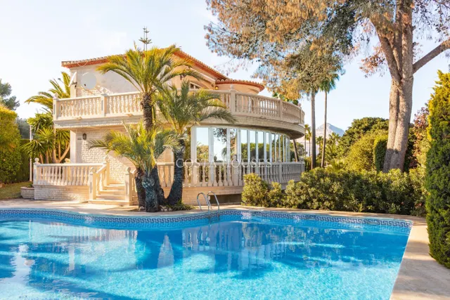 VILLA EXCLUSIVA EN JÁVEA: VISTAS AL MAR Y A 5 MINUTOS DE LA  - foto 5