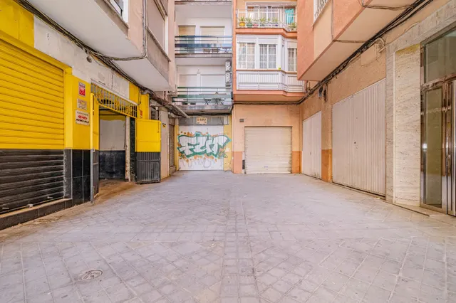 Local en Camino de Ronda 132D con posibilidad de cambio de uso a vivienda — 16
