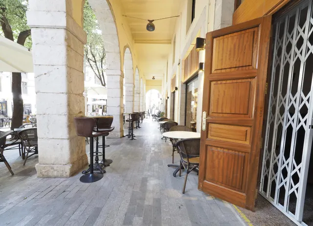 RESTAURANTE EN PLENO CENTRO DE LA CIUDAD — 25