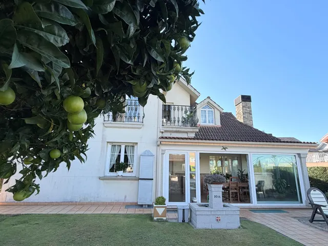Casa con cuatro dormitorios, terrazas y amplio garaje en Oleiros — 34