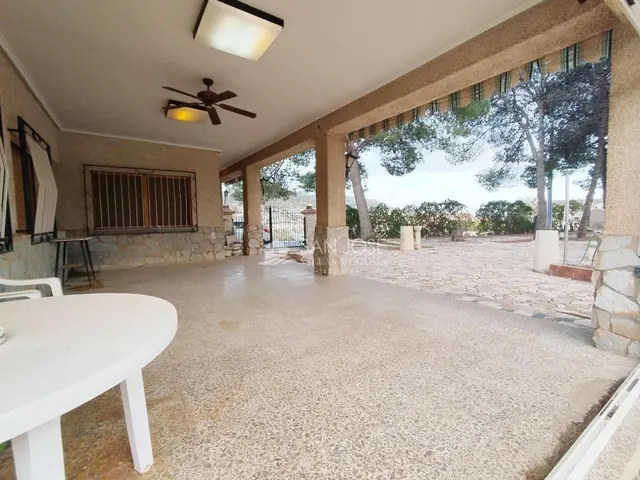 SE VENDE CHALET EN PARCELA URBANA EN LA ROMANA — 27