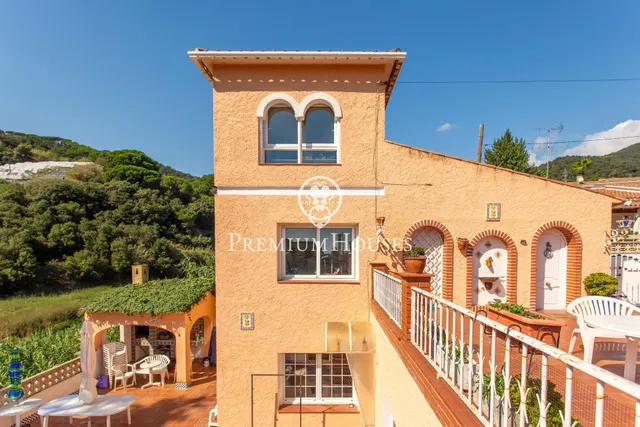 Casa independiente con piscina interior y jardín en venta en Calella — 18