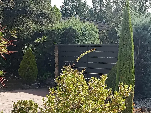 Chalet independiente de una planta con solárium, trastero y jardín consolidado — 2
