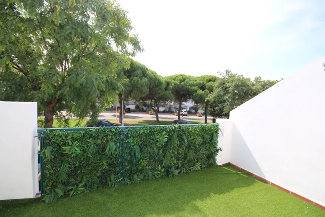 Exclusivo adosado de 3 plantas en Hoyo 14 junto al Campo de Golf – Nuevo Portil — 31