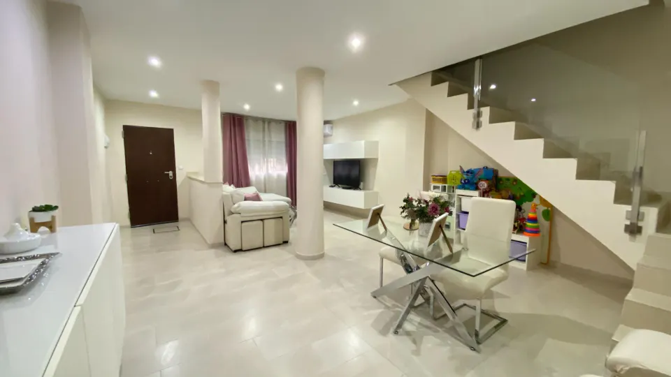 Casa completamente reformada con azotea y trastero