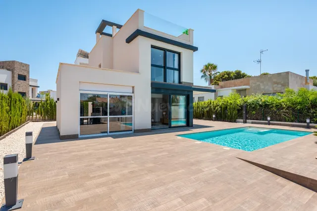 VILLA DE LUJO CON PISCINA Y SOLARIUM EN EL MAR MENOR - foto 2