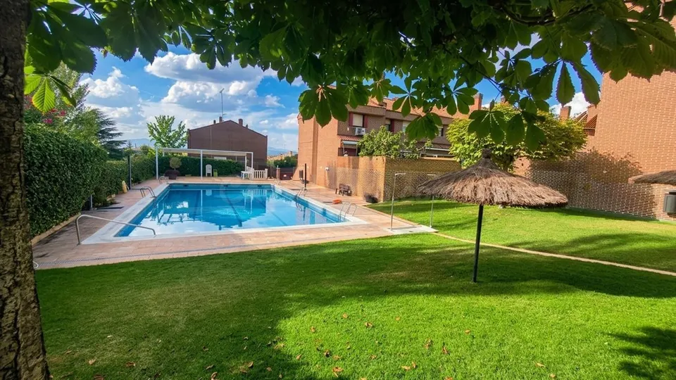 MODERNO CHALET ADOSADO REFORMADO EN EL BURGO, LAS ROZAS DE MADRID