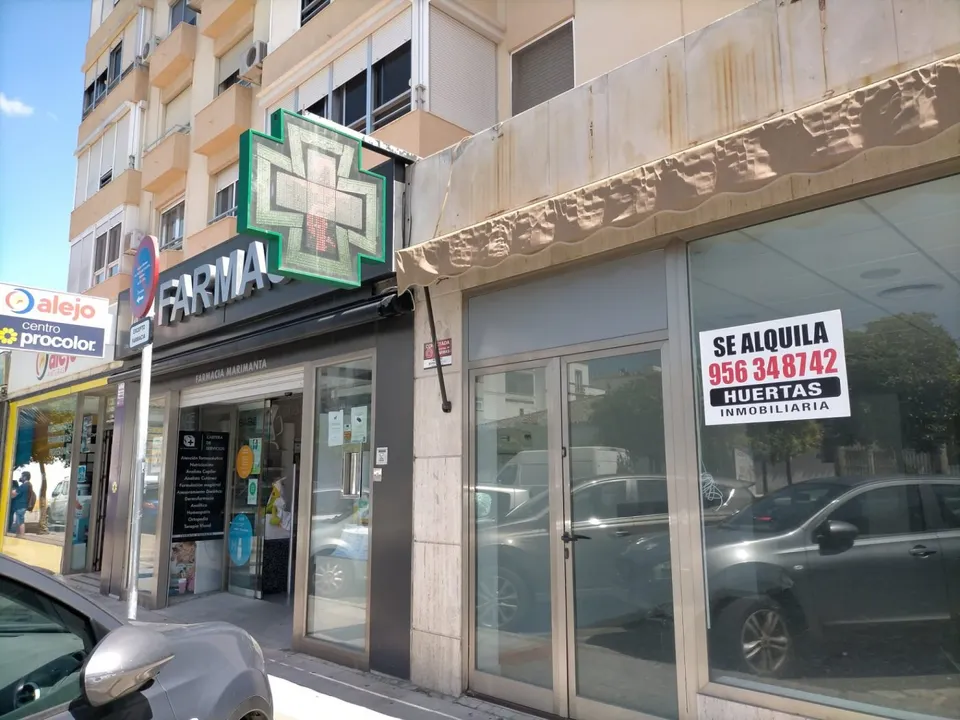 LOCAL COMERCIAL EN PRIMERA LINEA. BUEN ESTADO.