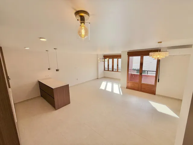 Piso reformado de 3 dormitorios y 2 baños a 200 metros del mar en el centro de Torrevieja — 7