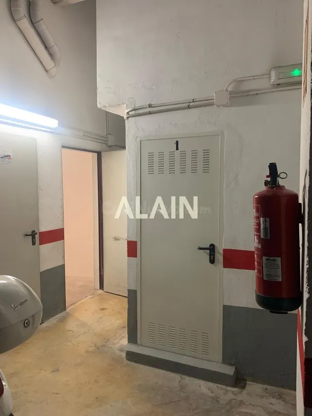 SE VENDE GARAE Y TRASTERO EN CIUTAT VELLA. - foto 2