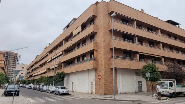 PLAZA DE APARCAMIENTO EN AVENIDA CAÑITO BAZÁN ( TABLERO BAJO ) — 12