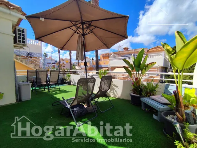 Espacio exterior, luz y privacidad en este adosado reformado en esquina con gran terraza y piscina comunitaria — 8
