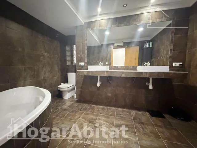 ¡Espectacular! Amplio, impecable y moderno con balcón, todo amueblado — 32