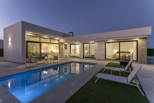 Villa independiente moderna con 3 dormitorios y piscina priv