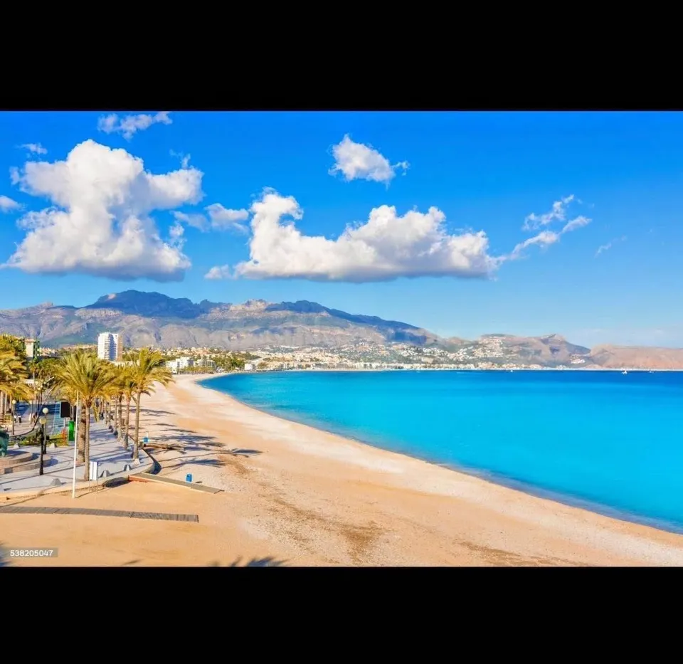 PISO TOTALMENTE REFORMADO EN EL ALBIR CON PISCINA Y CERCA DEL MAR !
