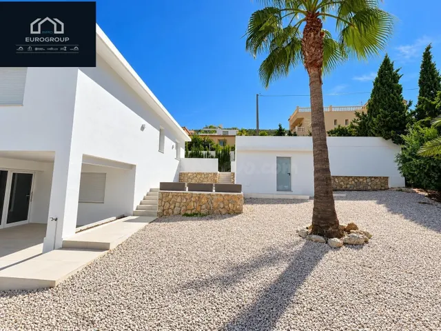 Impresionante chalet en perfecto estado, con 5 dormitorios y 3 baños, piscina privada y garaje con una parcela de 800m en el albir — 5