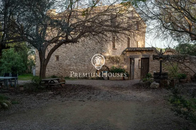 Masía de piedra con jardín en Valls — 3