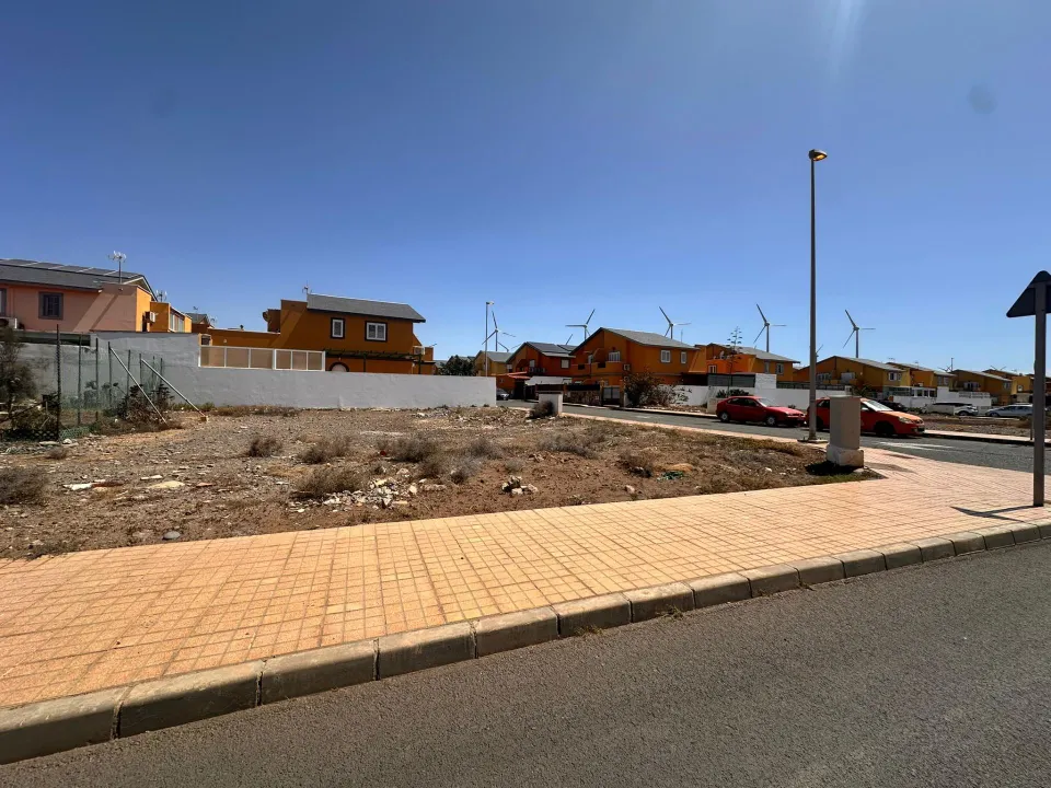 SOLAR URBANO EN EL CASTILLO DEL ROMERAL