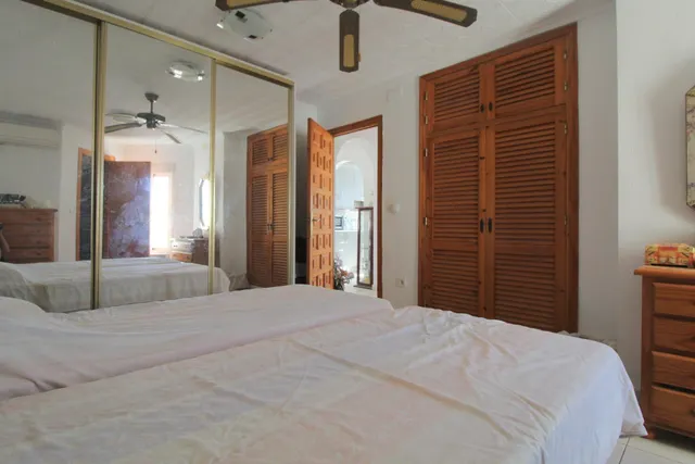 Chalet independiente con piscina privada, jardín y garaje en El Chaparral, Torrevieja — 16