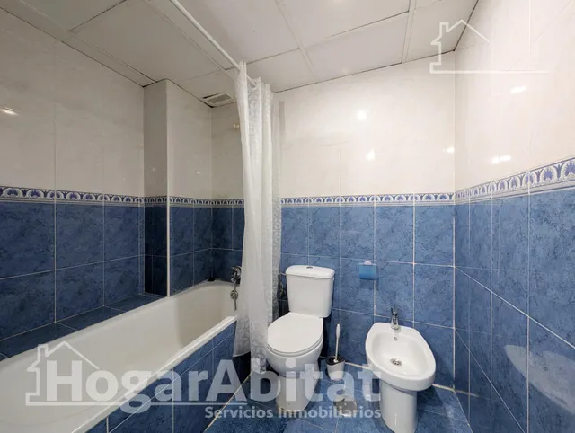 EXTERIOR CON DOS BALCONES Y GARAJE — 27
