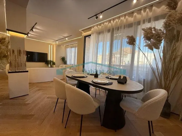 Exclusivo piso reformado con terraza y luz natural en el cor - foto 2