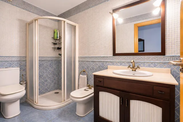 Almeria - cruz de caravaca: amplio triplex - 6 habitaciones + 3 baños + 1 aseo + garaje amplio + 2 salones + 2 cocinas + solarium — 21