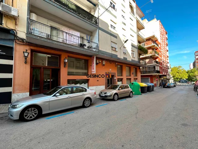 LOCAL COMERCIAL CÉNTRICO CON OCHO ESCAPARATES — 8