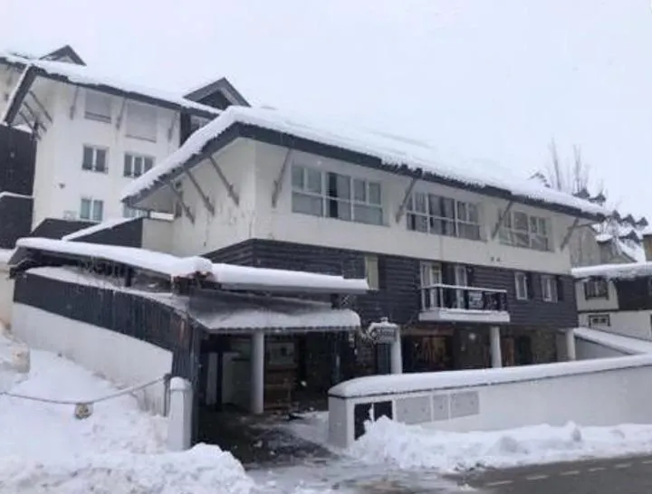 Piso en venta en Sierra Nevada, Granada,con terraza, garaje, trastero y piscina