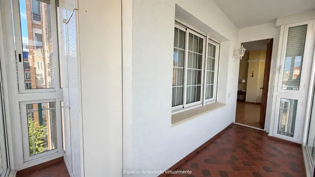 Amplia vivienda de 4 habitaciones con terraza acristalada, chimenea y aparcamiento — 27
