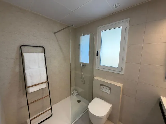 Cuenta con zonas comunes pensadas para el disfrute y la relajación: piscina para adultos, gastrojardín, un gimnasio completo y un spa con sauna. — 11
