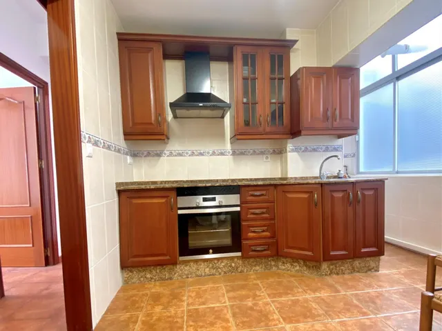 4 DORMITORIOS Y DOS BAÑOS EN ZONA CENTRICA - foto 2