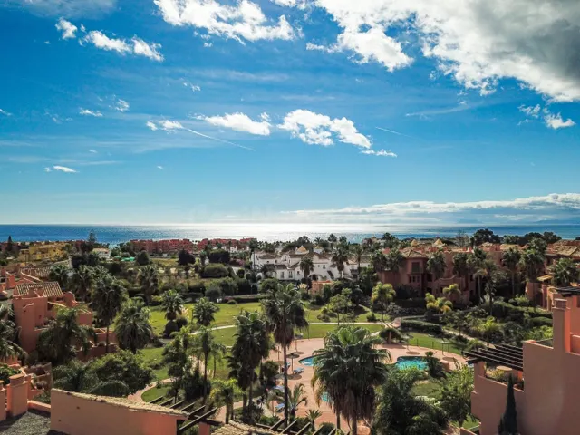 Elegante apartamento en primera planta con vistas panorámicas al mar en Sotoserena – Nueva Milla de Oro, Estepona — 2
