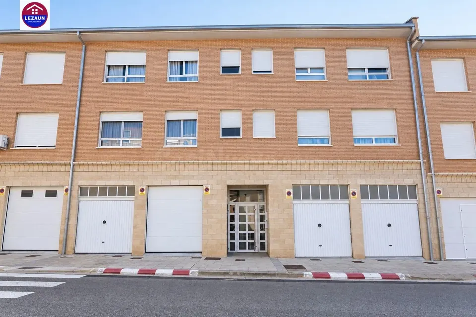 PISO EN RENTABILIDAD CON GARAJE Y JARDÍN PRIVADO EN LA ZONA NUEVA DE PERALTA.
