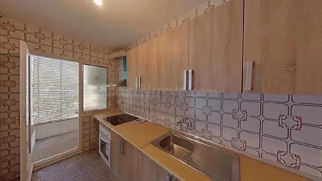 Piso alquilado de tres habitaciones.