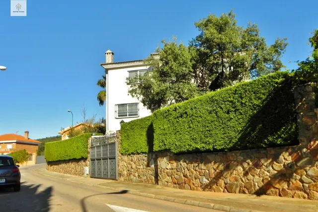 EMPIRE HOMES VENDE Chalet en "La Sierrilla" (Cáceres) - foto 3