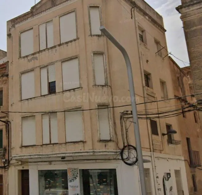 Casa en el centro de Roquetes , con tres pisos y bajos