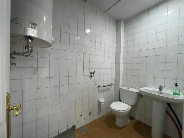 SE ALQUILA LOCAL EN CALLE ANCHA — 7