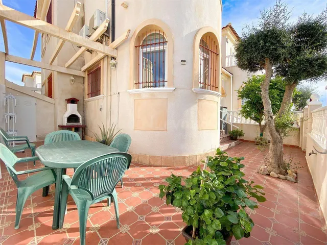 Villa de 3 dormitorios con piscina comunitaria en Torrevieja - foto 4