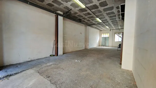LOCAL DE 80 M2 CON PUERTA AUTOMÁTICA Y MUELLE DE CARGA EN AL - foto 3