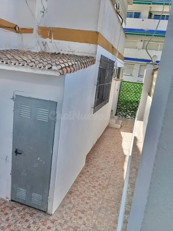 Oportunidad en Benalmádena Costa – 2 apartamentos reformados con gran terraza. — 13