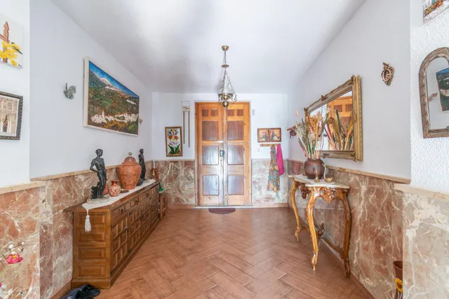 Gran Casa en Esquina en Atarfe – 4 Dormitorios, Piscina, Garaje y Espacio Comercial — 11