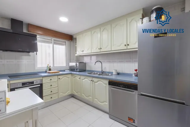 Casa independiente con piscina en La Zubia. — 9