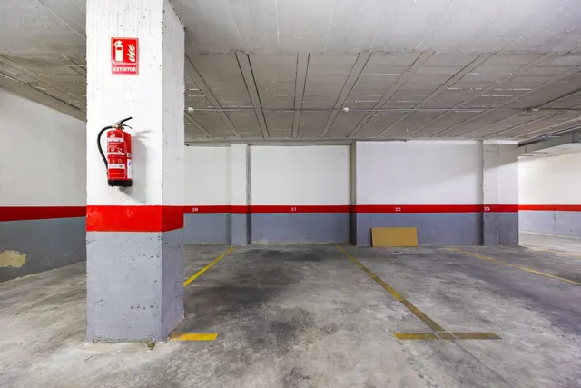 Apartamento de dos dormitorios con piscina comunitaria en el centro de Torrevieja — 34