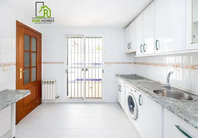 Vive en el corazón de Armilla: 4 dormitorios, patio, terraza y garaje — 9